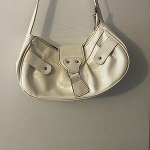 I’m selling this vintage white hand bag